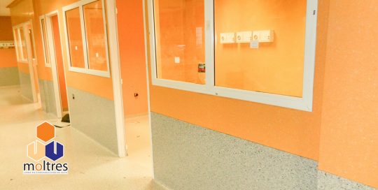 Instalación de pisos de goma - Proyecto Hospital de Morón